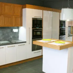 Nowoczesna kuchnia z białymi frontami i drewnianymi akcentami, wyspa z blatem drewnianym, wisząca lampa i półki z roślinami doniczkowymi.