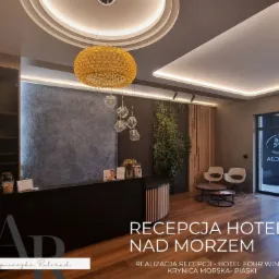 Nowoczesna recepcja hotelowa z czarnym biurkiem, okładziną z pionowych listewek i roślinną ścianą, oświetlona kulistym, złotym żyrandolem i podświetleniem sufitowym.