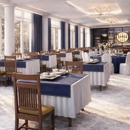ROLI.ART AGNIESZKA ROLIRAD - Elegancka sala restauracyjna z nakrytymi stołami, krzesłami z drewnianymi oparciami i dużymi oknami z widokiem na jezioro. W tle bar z podświetlonymi butelkami.