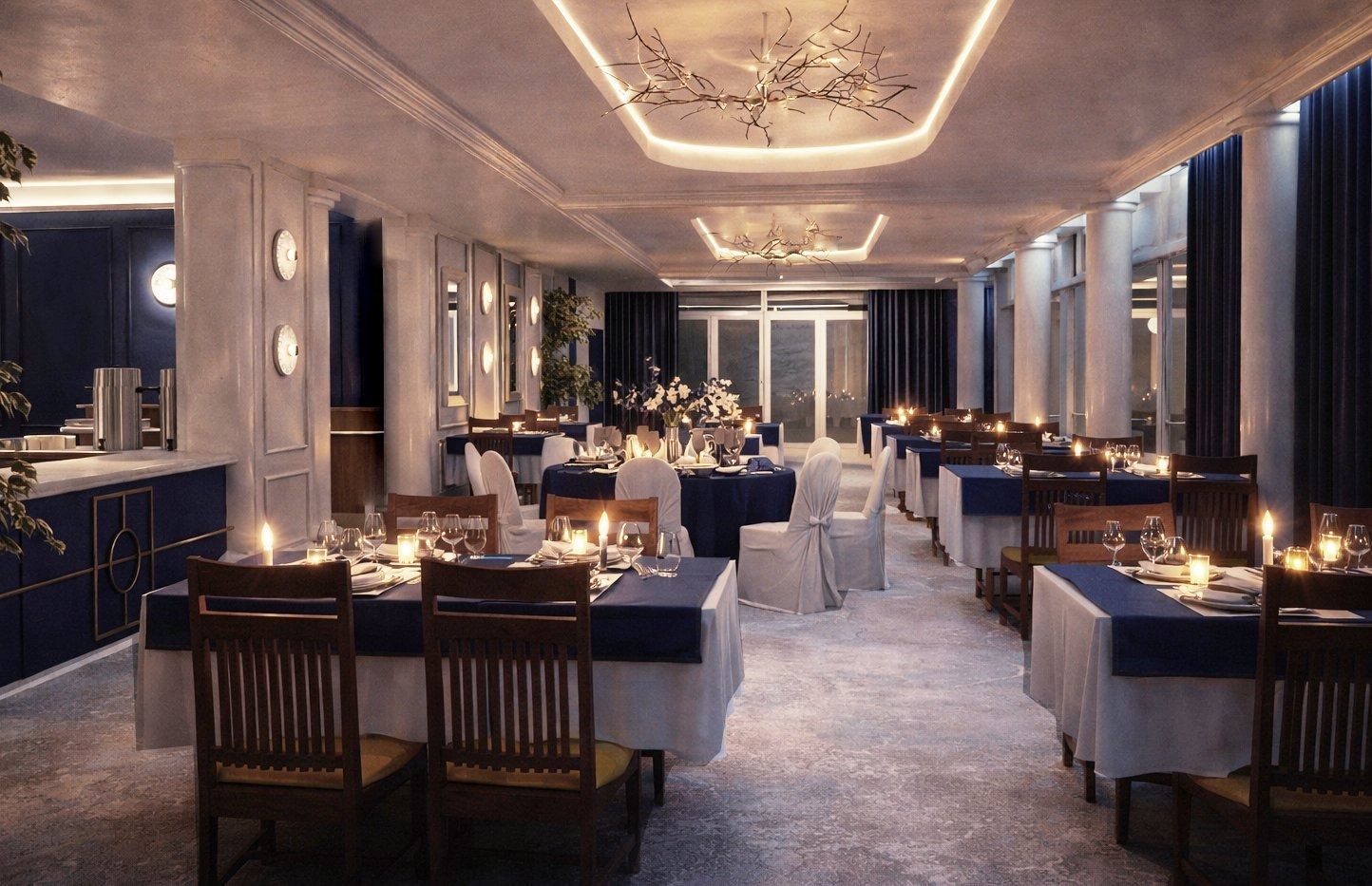 Elegancka aranżacja sali restauracyjnej z ciemnymi obrusami, świecami i dekoracyjnym oświetleniem sufitowym. Widoczne nakrycia i krzesła w stylu klasycznym.