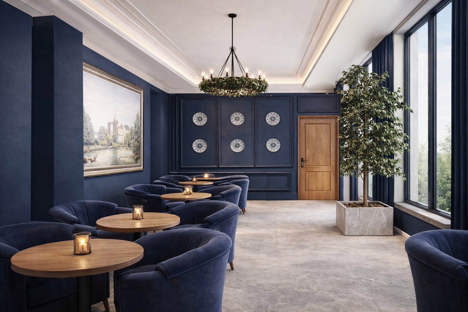 Eleganckie wnętrze kawiarni w odcieniach granatu z drewnianymi stolikami, miękkimi fotelami i dekoracyjnym oświetleniem. Na ścianie obraz i ozdobne talerze.