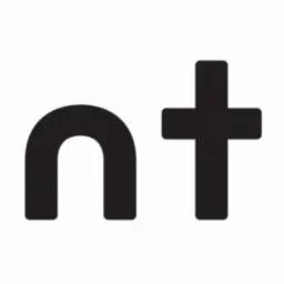 Czarne logo 'eventive' na białym tle z czerwonym symbolem przypominającym dwie strzałki w prawym górnym rogu.