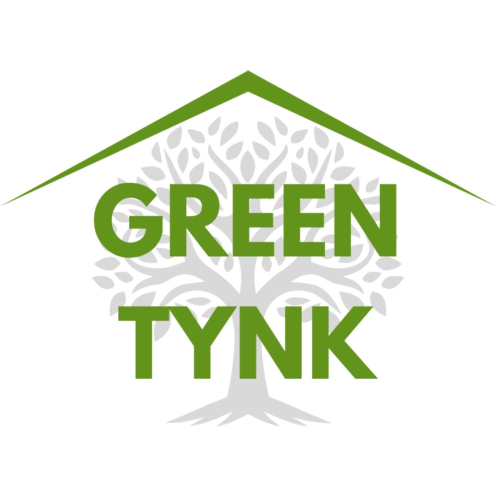 Logo firmy 'Green Tynk' z zielonym napisem i motywem drzewa w kształcie domu. Minimalistyczny design na białym tle.