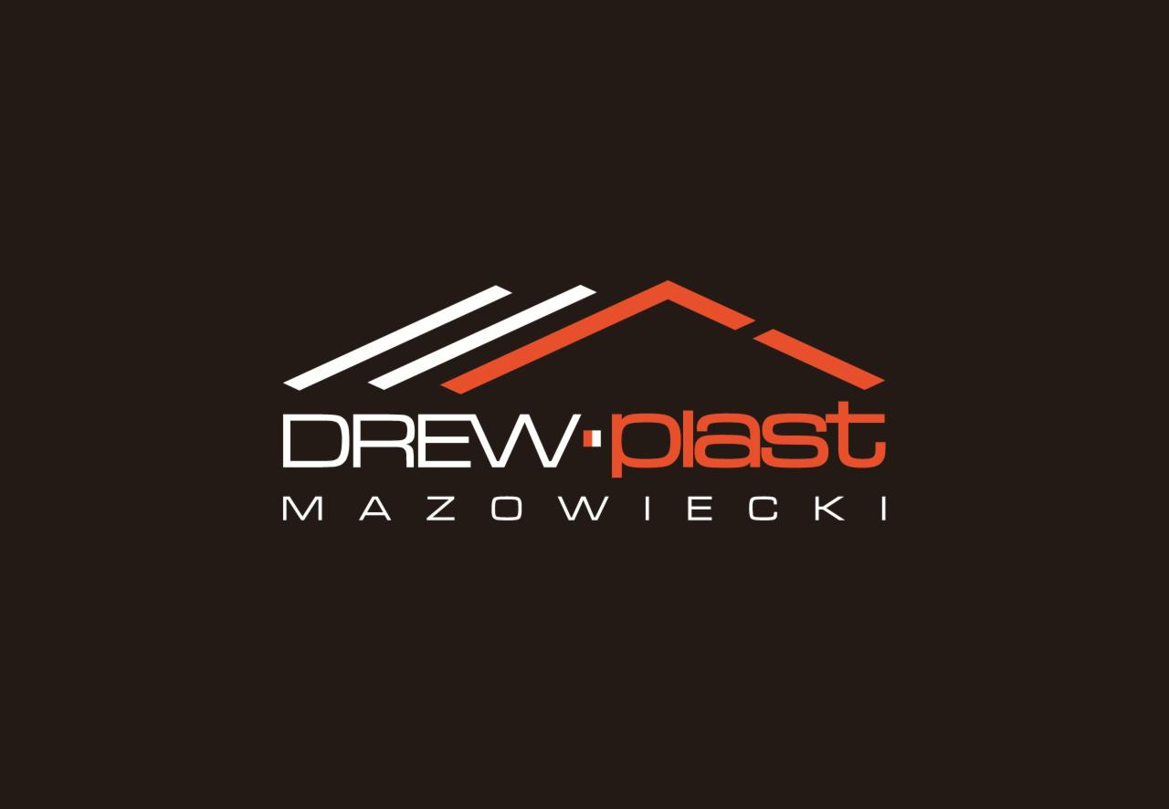 Logo firmy Drew-Plast Mazowiecki z graficznym symbolem dachu w kolorach białym i pomarańczowym na ciemnym tle.