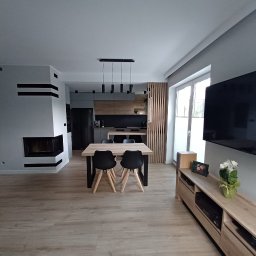 JUST HOME KOMINKI PROJEKTY JUSTYNA WIECZOREK - nowoczesny kominek z szybą boczną. Narożny kominek prawy