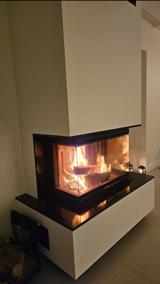 kominek trójstronny z półką granitową