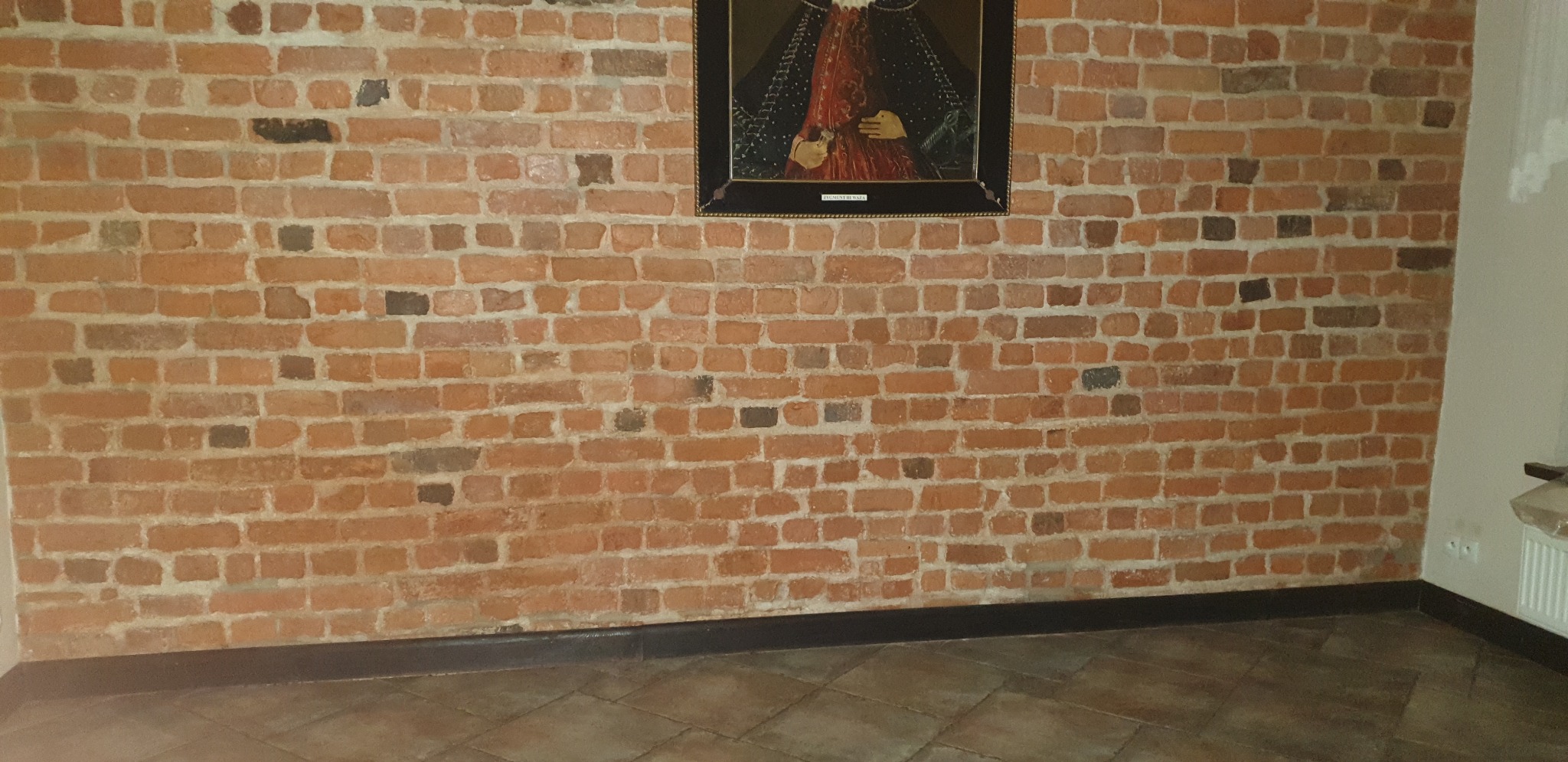 Wykładanie ścian cegłą klinkierową lub tradycyjną ciętą w plastry.