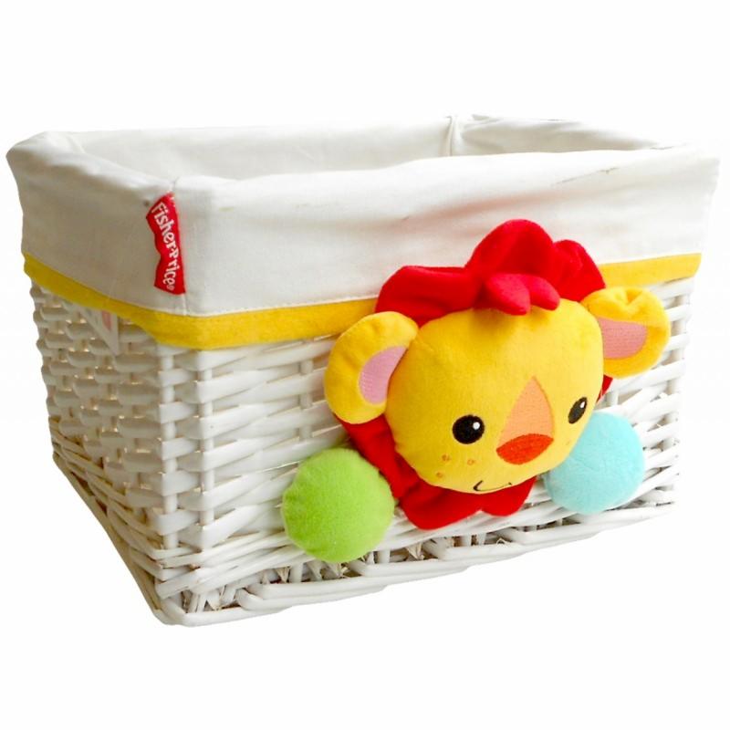 Biały wiklinowy pojemnik z materiałowym wkładem, żółtą lamówką i pluszową aplikacją lwa z czerwoną grzywą i kolorowymi pomponami, widoczne logo Fisher-Price.