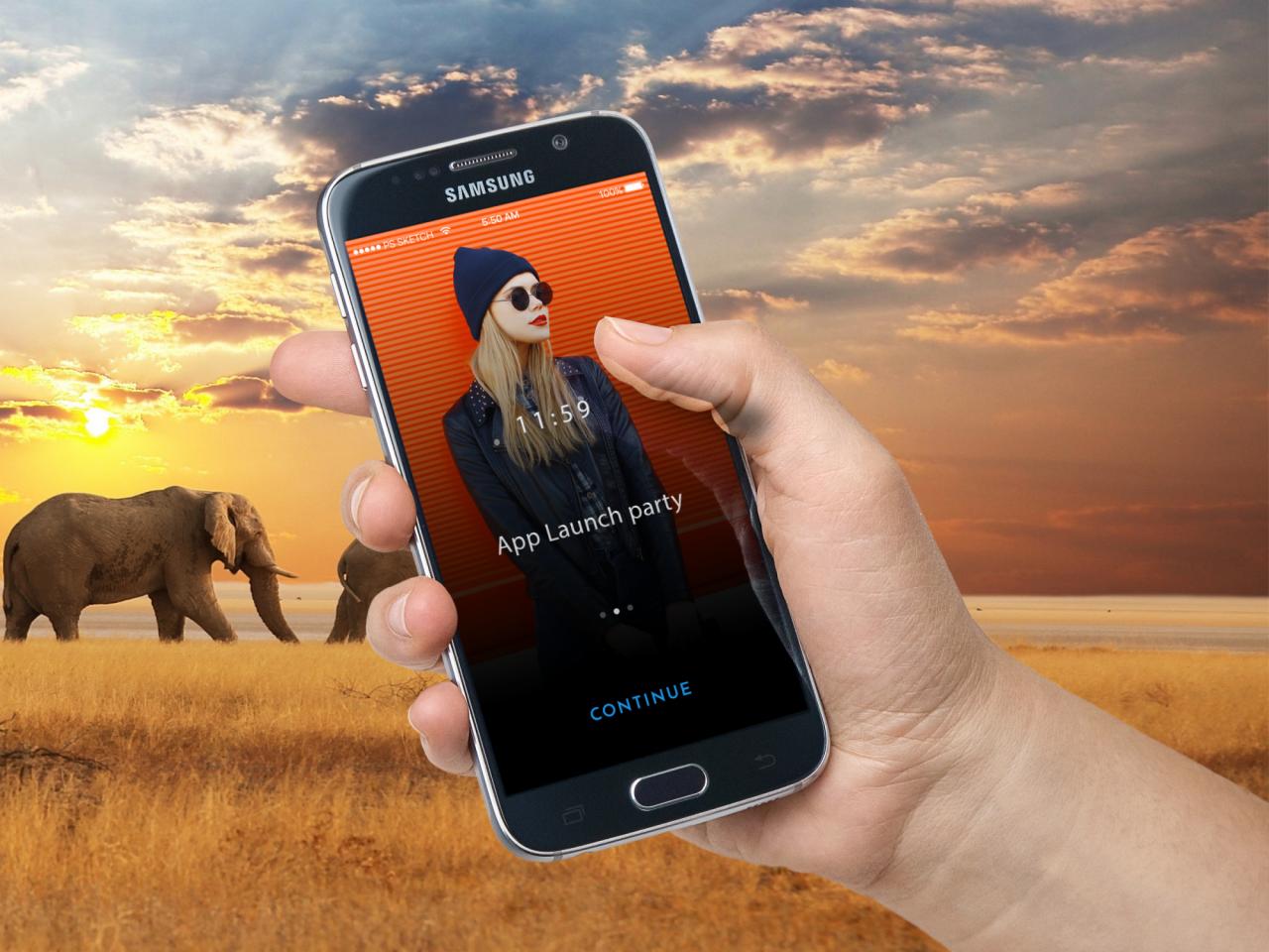 Ręka trzyma smartfon Samsung z grafiką aplikacji 'App Launch party' na tle afrykańskiego krajobrazu z słoniem i zachodem słońca.