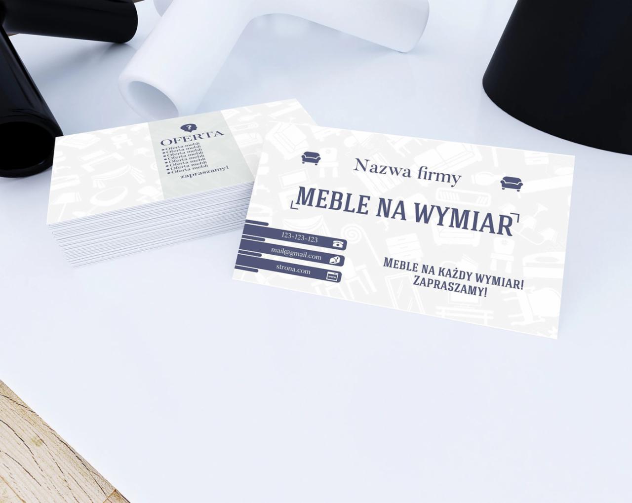 Stos wizytówek z motywem mebli na wymiar, obok pojedyncza wizytówka z danymi kontaktowymi firmy.
