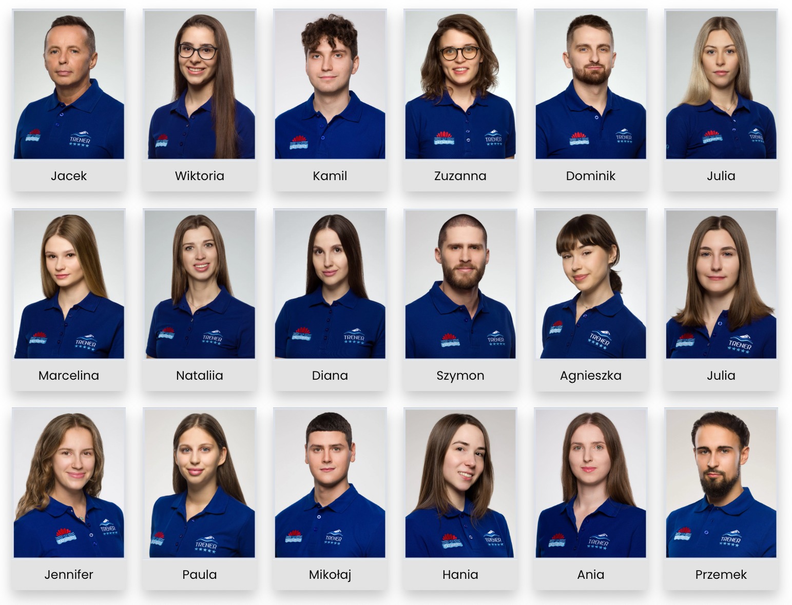 Zespół instruktorów w niebieskich koszulkach z logo, uśmiechnięte portrety, schludny układ, jasne tło, profesjonalny wizerunek, trenerzy z imionami.