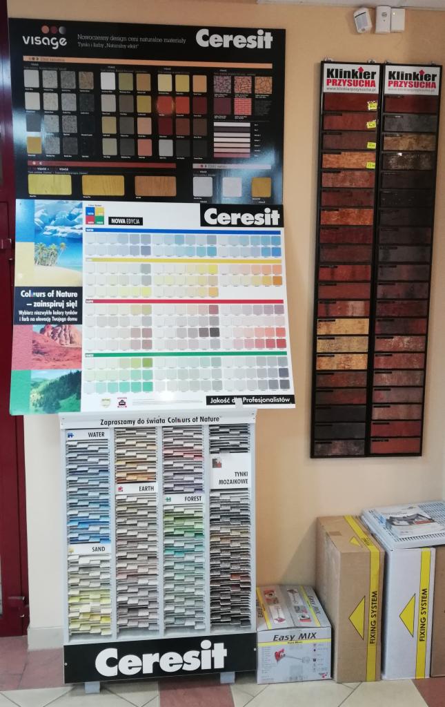 Ekspozycja próbek kolorów i faktur materiałów budowlanych marki Ceresit, w tym tynków mozaikowych, klinkieru oraz farb elewacyjnych.