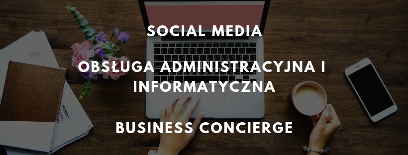 Biurko z laptopem, telefonem, kawą, kwiatami i dokumentami; dłoń na touchpadzie, sugerująca pracę wirtualnej asystentki.