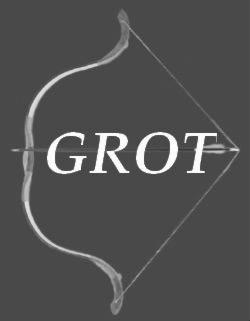Czarno-białe zdjęcie łuku z naciągniętą strzałą, nałożony napis 'GROT'.