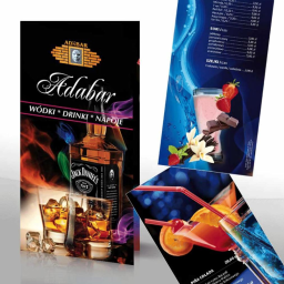 Osoba prywatna - Trzy ulotki reklamowe z drinkami: whisky Jack Daniel's, koktajl truskawkowo-czekoladowy i Piña Colada, na białym tle.