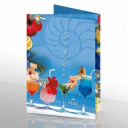 Osoba prywatna - Otwarta, błyszcząca broszura reklamowa Beach Baru z czterema kolorowymi koktajlami ozdobionymi kwiatami i owocami na tle błękitnego nieba i morza.