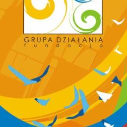 Osoba prywatna - Ilustracja graficzna z logo Fundacji Grupa Działania Środkowopomorska, przedstawiająca stylizowane ptaki na tle żółto-pomarańczowo-czerwonym z elementami tęczy, oraz adres strony internetowej...