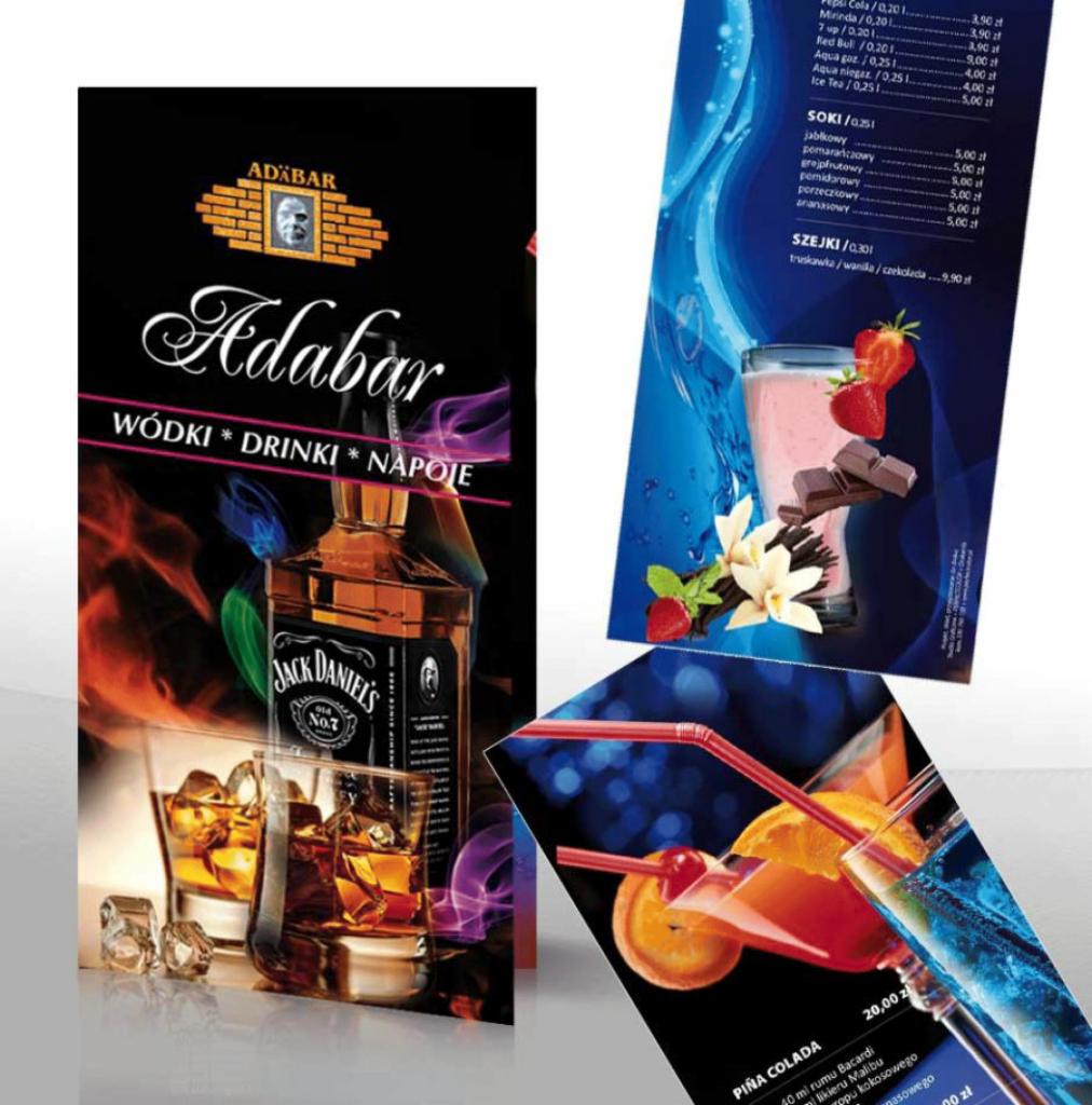 Trzy ulotki reklamowe z drinkami: whisky Jack Daniel's, koktajl truskawkowo-czekoladowy i Piña Colada, na białym tle.