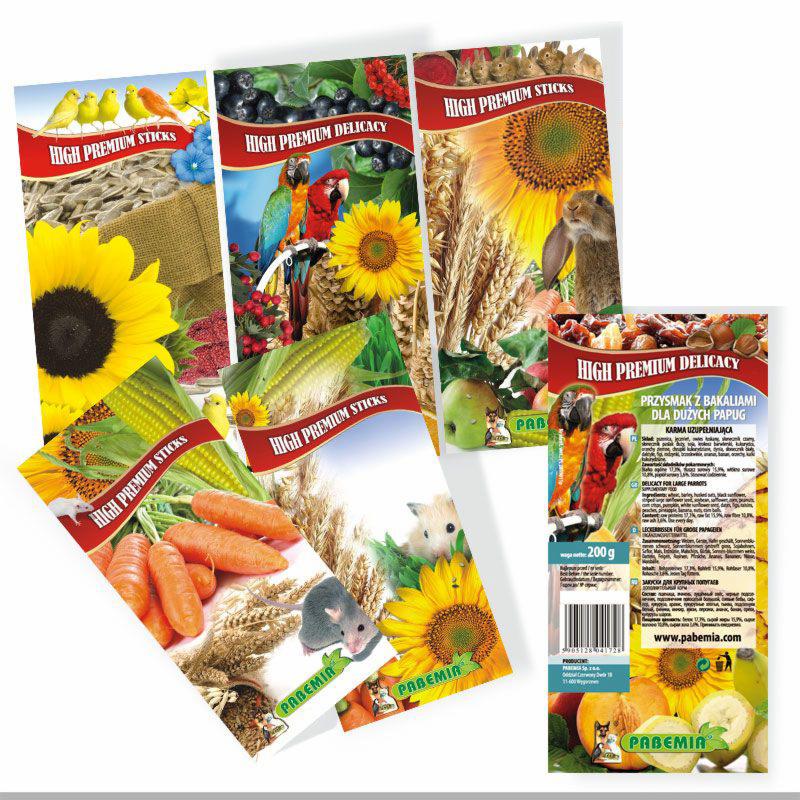 Różne opakowania karmy dla zwierząt marki Pabemia, w tym dla ptaków, papug, gryzoni, z motywami słoneczników, zboża, owoców i warzyw.