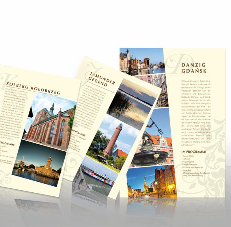 Trzy ulotki reklamowe z fotografiami i informacjami o Kolbergu, Jamundzie i Gdańsku, ułożone warstwowo na białym tle.