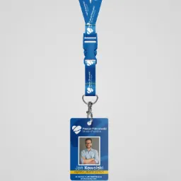 Identyfikator z niebieską smyczą z nadrukowanym logo i danymi Powiatu Pińczowskiego, zawierający zdjęcie pracownika Jan Kowalski, inspektor Wydziału Promocji.