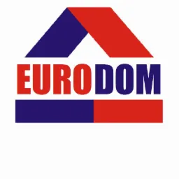 Logo firmy EURODOM z czerwono-niebieskim dachem i napisem EURODOM nad poziomą linią w tych samych kolorach.