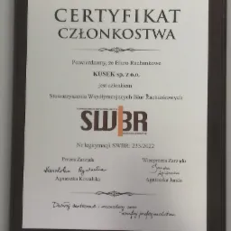 Oprawiony certyfikat członkostwa biura rachunkowego KUSEK sp. z o.o. w Stowarzyszeniu Wsp&oacute;łpracujących Biur Rachunkowych SWBR, numer legitymacji 233/2022, z podpisami Prezesa Zarządu Agnieszki...