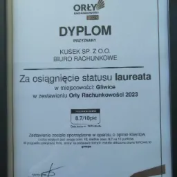 Oprawiony dyplom 'Orły Rachunkowości 2023' dla Biura Rachunkowego KUSEK Sp. z o.o. z Gliwic, z oceną 8.7/10 na podstawie opinii klientów.