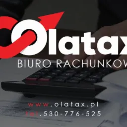 Osoba w garniturze wypełnia dokumenty długopisem, obok kalkulator, logo Olatax Biuro Rachunkowe i stos faktur.