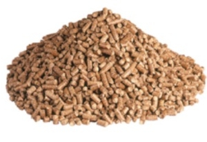 Stos brązowych pelletów ułożonych w kształt piramidy na białym tle, oświetlonych równomiernym światłem.