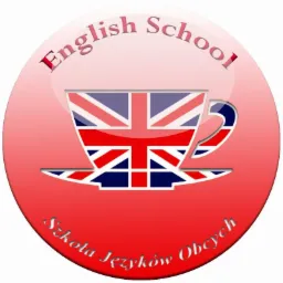 Logo szkoły językowej: filiżanka z motywem flagi brytyjskiej na czerwonym tle z napisem 'English School' u góry i 'Szkoła Języków Obcych' na dole.