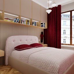 Project Group - Marzenna Cichocka - Pudrowo-różowa sypialnia w developerskim stanie: łóżko z bordowymi poduszkami, drewniana podłoga, pionowe panele ścienne i bordowe zasłony przy oknie.