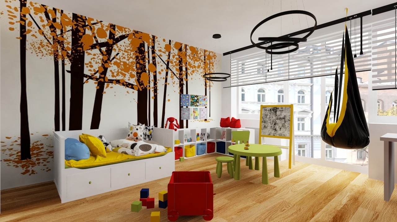 Pokój dziecięcy z łóżkiem, biurkiem, tablicą i huśtawką wiszącą. Na ścianie dekoracja z motywem drzew. Całość w jasnych, pastelowych kolorach.