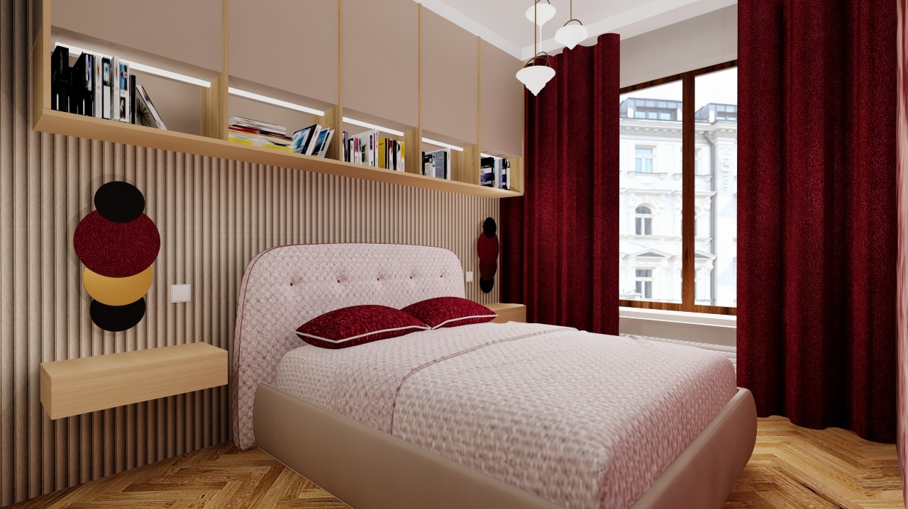 Pudrowo-różowa sypialnia w developerskim stanie: łóżko z bordowymi poduszkami, drewniana podłoga, pionowe panele ścienne i bordowe zasłony przy oknie.