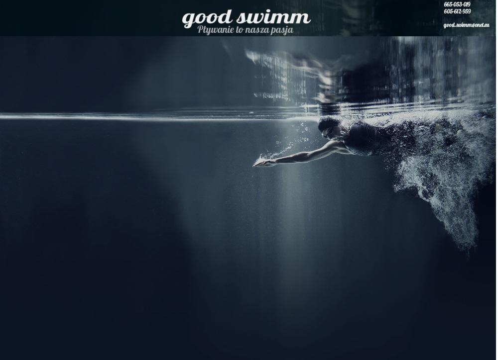 Pływak w okularach płynie pod wodą, tworząc za sobą smugę bąbelków, logo firmy 'good swimm' w górnej części kadru.