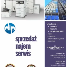 Zestaw nowych, białych kserokopiarek wielkoformatowych Sharp, z widocznymi panelami sterowania i podajnikami, na tle fragmentu biurowca i logo firmy z ofertą sprzedaży, najmu i serwisu.