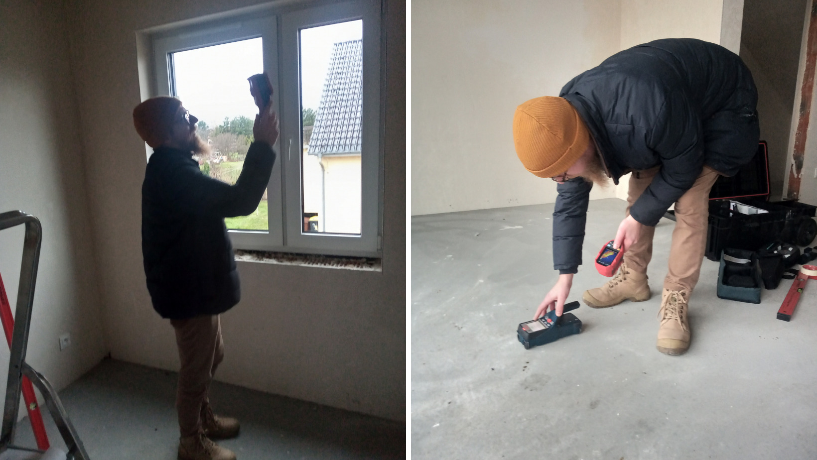 Mężczyzna w czarnej kurtce i pomarańczowej czapce mierzy wilgotność ściany przy oknie oraz wilgotność posadzki w surowym stanie za pomocą elektronicznych mierników.