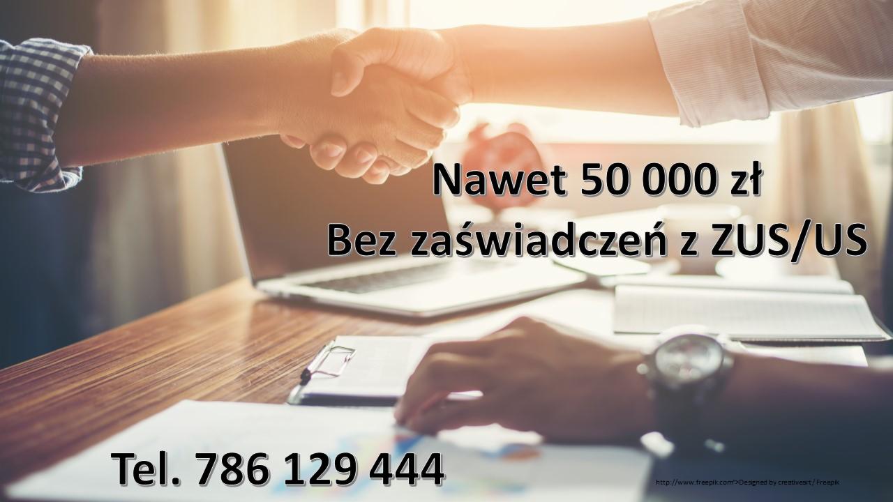 Uścisk dłoni nad biurkiem z laptopem i dokumentami, symbolizujący zawarcie umowy.