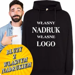 Czarna bluza z kapturem z białym napisem 'Własny Nadruk Własne Logo', prezentowana przez uśmiechniętego mężczyznę, z żółtą naklejką 'Bluzy z własnym nadrukiem'.