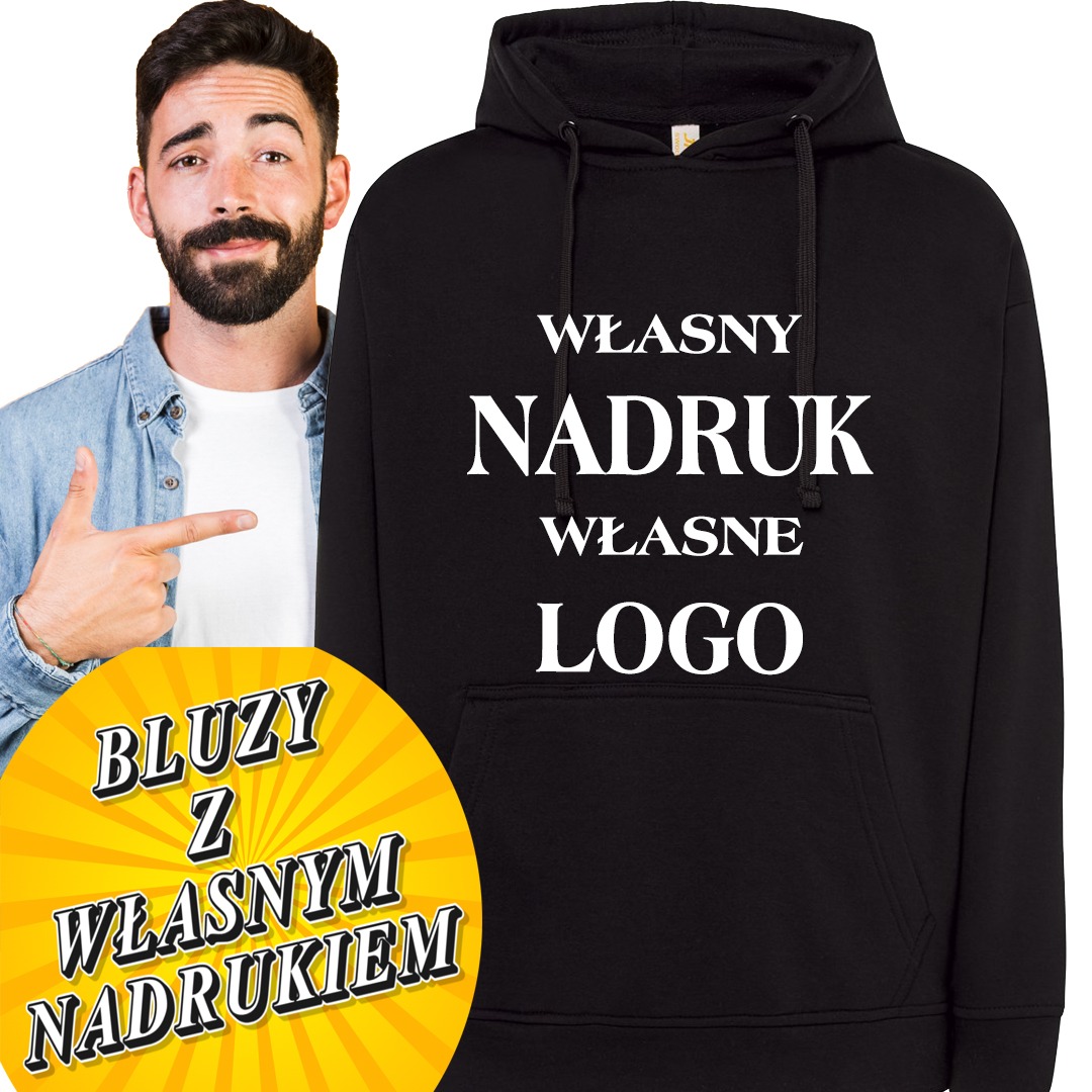 Czarna bluza z kapturem z białym napisem 'Własny Nadruk Własne Logo', prezentowana przez uśmiechniętego mężczyznę, z żółtą naklejką 'Bluzy z własnym nadrukiem'.