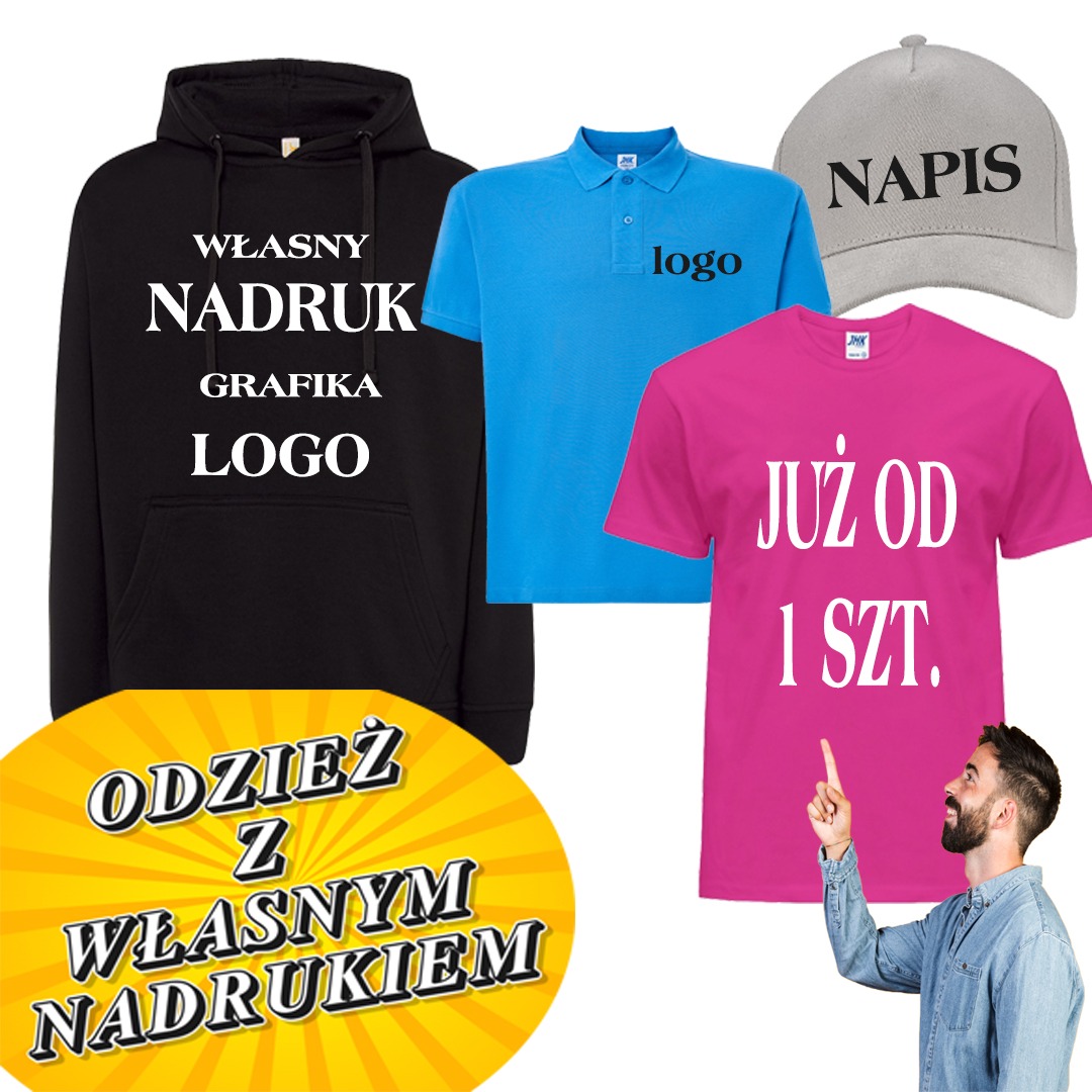 Bluza, koszulka polo, t-shirt i czapka z nadrukami (własny nadruk, logo, napis) prezentowane na białym tle. Mężczyzna wskazuje na różowy t-shirt.