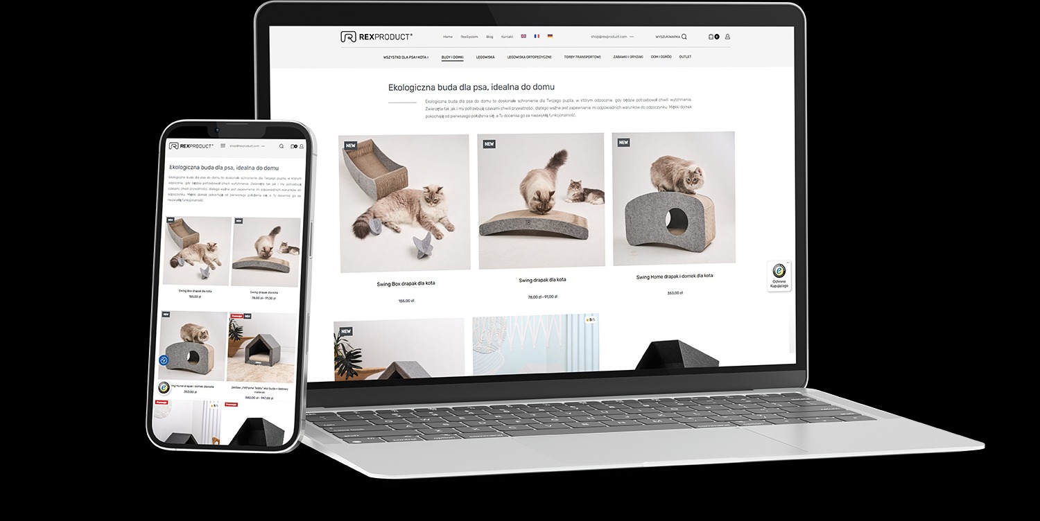 Laptop i smartfon prezentują stronę sklepu internetowego z ekologicznymi budami dla psów i kotów, z widocznymi produktami i cenami. Minimalistyczny design.