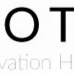 Logo firmy NOT7.PL Innovation Hotel System z graficznymi elementami pionowych linii.