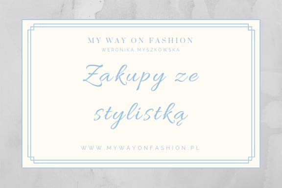 Grafika reklamowa z napisem 'Zakupy ze stylistką' w błękitnej czcionce, nazwa firmy 'My Way On Fashion' i adres strony internetowej na kremowym tle z błękitną ramką.