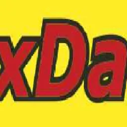 Logo firmy LuxDach, czerwony napis z czarnym obrysem na żółtym tle.