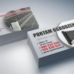 Stosy wizytówek firmy Portam Ogrodzenia prezentujące ofertę kompleksowej budowy ogrodzeń posesyjnych, przemysłowych, frontowych, bram, furtek, przęseł, automatyki, ogrodzeń z bloczków, paneli 2D...