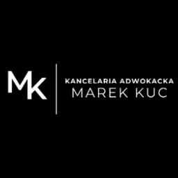 Logo Kancelarii Adwokackiej Marka Kuc, białe litery MK oddzielone pionową linią od napisu Kancelaria Adwokacka Marek Kuc, wszystko na czarnym tle.