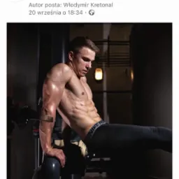 Mężczyzna w sportowych legginsach Nike Pro wykonuje ćwiczenie na poręczach w siłowni, eksponując wyrzeźbioną sylwetkę i napięte mięśnie brzucha.