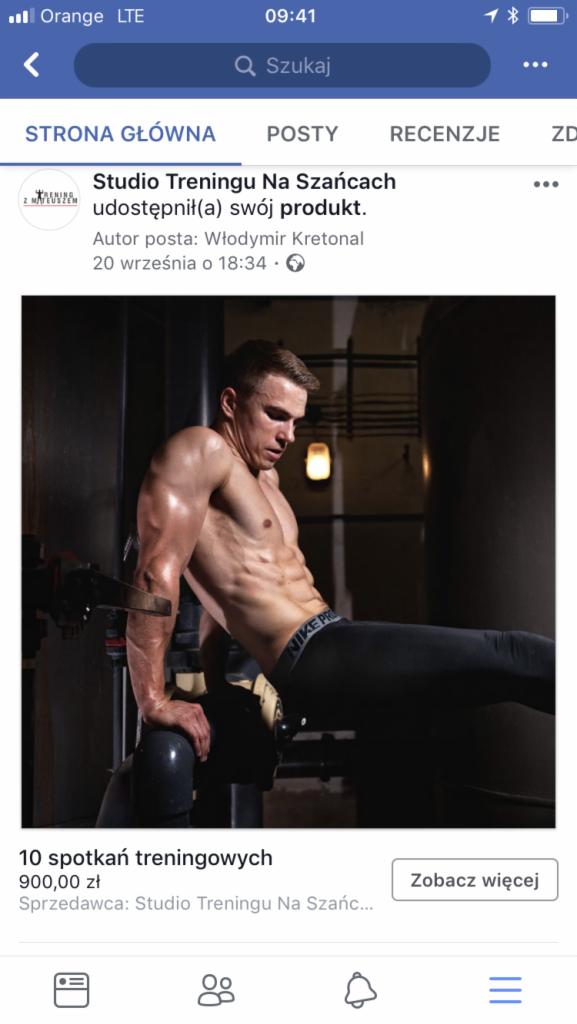 Mężczyzna w sportowych legginsach Nike Pro wykonuje ćwiczenie na poręczach w siłowni, eksponując wyrzeźbioną sylwetkę i napięte mięśnie brzucha.