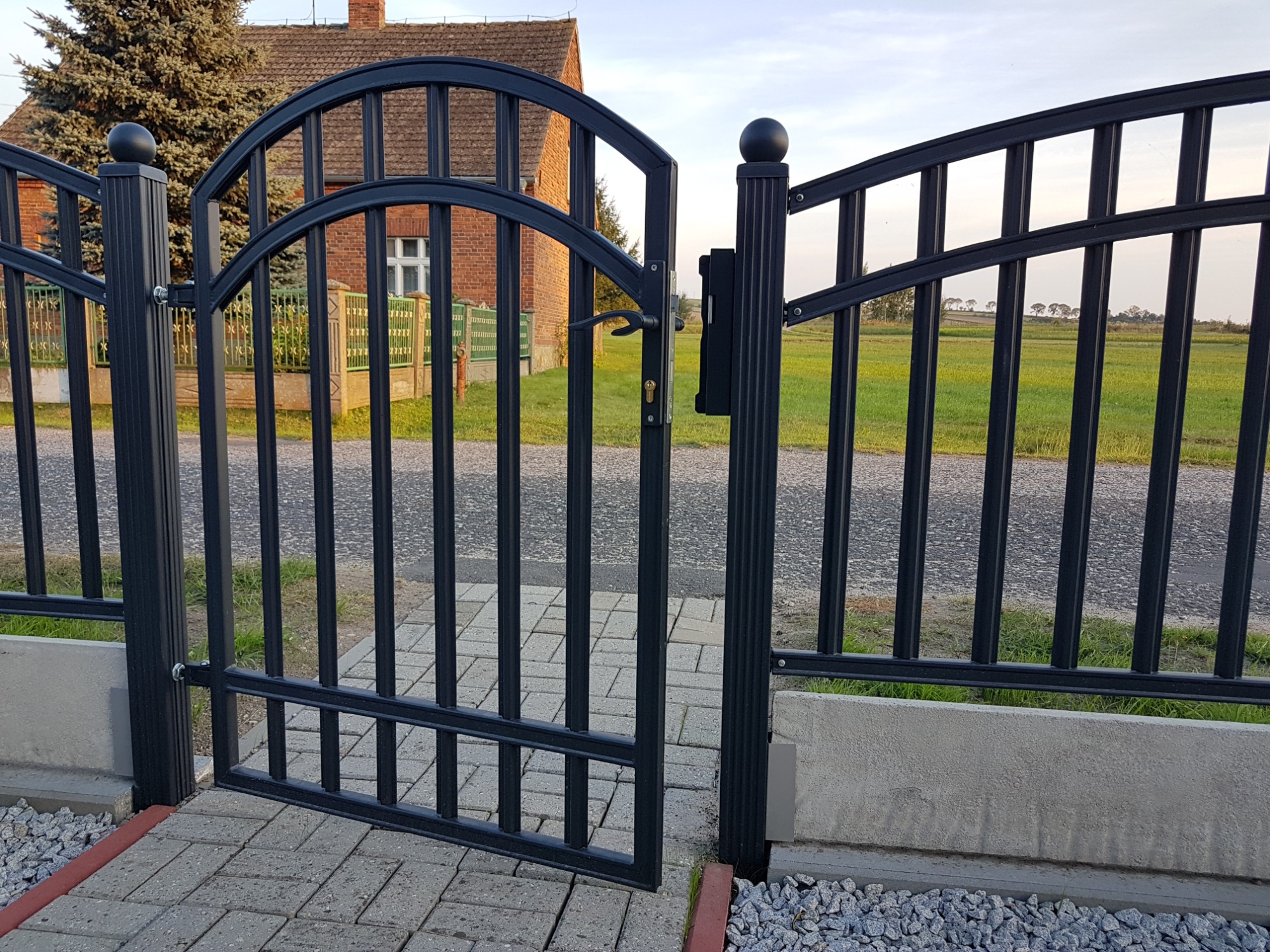 OGRO, ogrodzenie, wzór nowoczesny, łuk balustradowy. RAL 7016, RAL 7021, ocynkowane ogniowo, malowane proszkowo, furtka